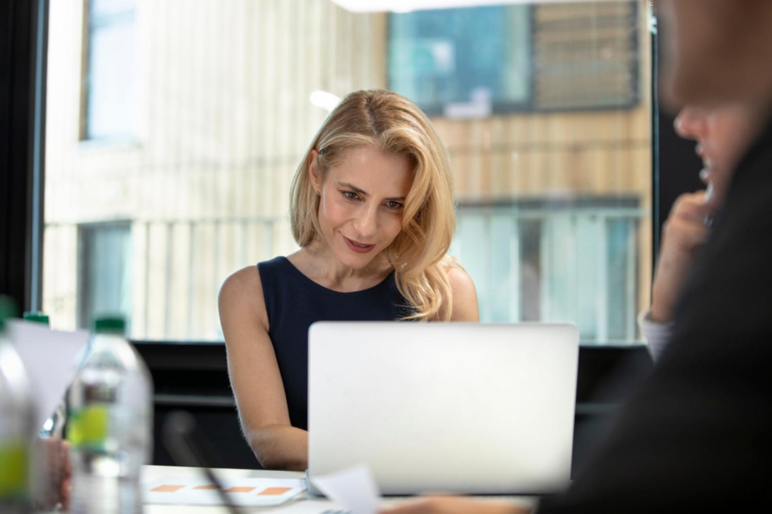 Bureau moderne avec tableurs financiers