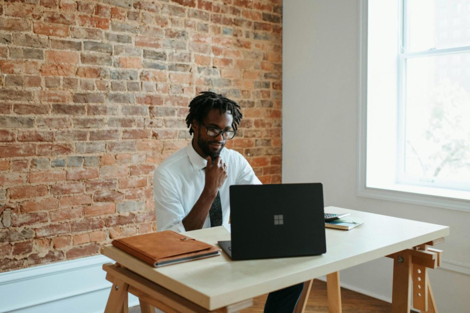 Espace de travail moderne avec ordinateur et documents financiers